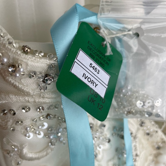 Never worn wedding dress with tags on - Picture 3 of 9